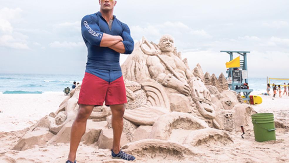Hat seinen Strand – mehr oder weniger - fest im Griff: Der charismatische Anführer der Rettungsschwimmer Mitch Buchannon (Dwayne Johnson). © Foto: Paramount Pictures