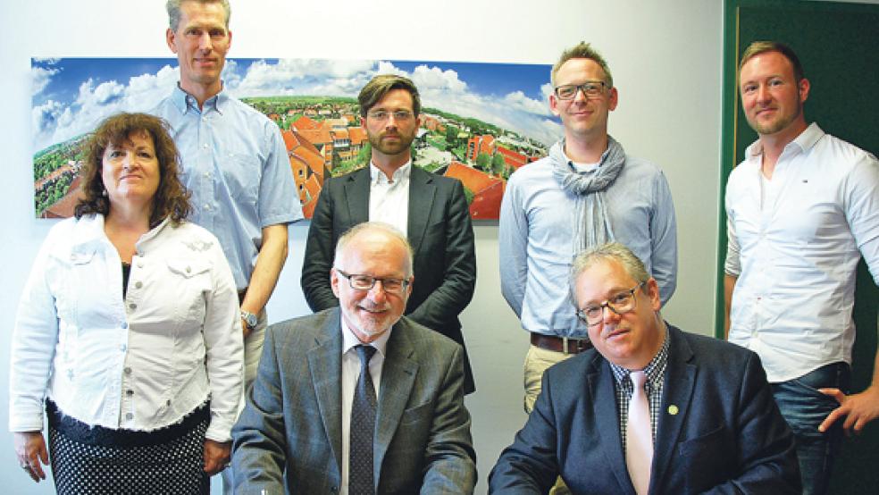 Holger Glienke, Geschäftsführer der Klinikum Leer (vorne rechts) und Prof. Dr. Gerhard Kreutz, Präsident der Hochschule Emden/Leer (vorne links) unterzeichneten den Kooperationsvertrag für die Ausbildung der Physiotherapeuten. An der Vertragsunterzeichnung nahmen auch Prof. Dr. Ruth Haas, Dr. Helmut Tiemann, Prof. Dr. Jörg Lemmer Schmid, Daniel Siemer und Hanno Kronshagen teil.  © Foto: Klinikum Leer