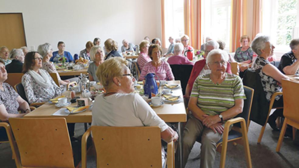 90 Frauen nahmen am Frauenfrühstück in der »Alten Schule« in Stapelmoor teil.  © Foto: privat