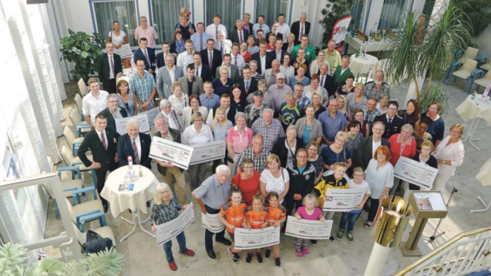 Dichtes Gedränge herrschte in der Auricher Geschäftsstelle der Brandkasse, als die Sieger des Puzzle-Spiels ihre Schecks bekamen. © Foto: Jürgens
