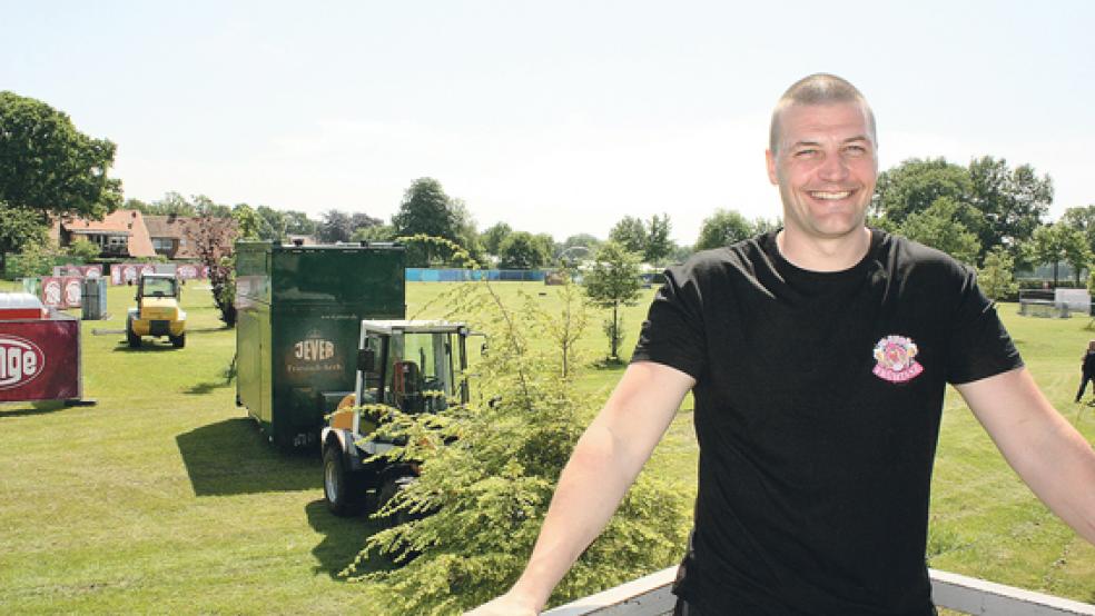 Boris Mennenga ist Veranstalter des Frühtanzes. Auf der großen Wiese hinter ihm wird ein großes Zirkuszelt aufgebaut. © Foto: Brinkmann
