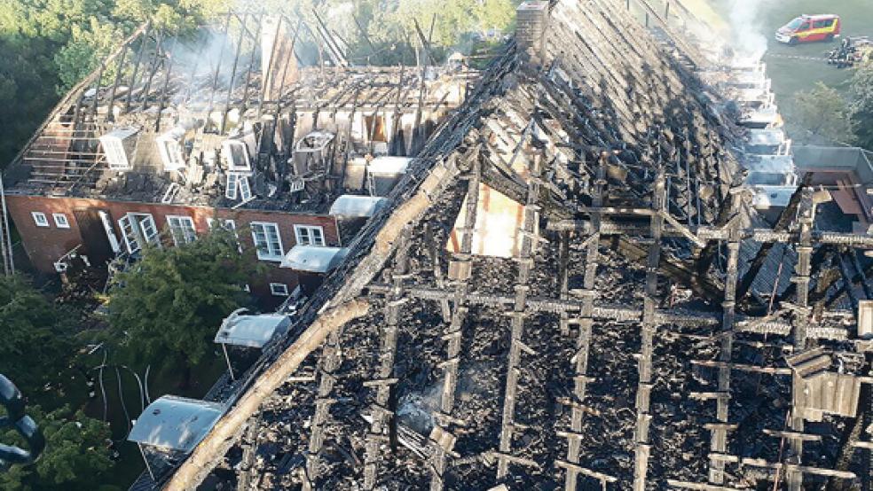 Der Dachstuhl der Borkumer Jugendherberge brannte komplett nieder und drohte einzustürzen. © Fotos: Feuerwehr