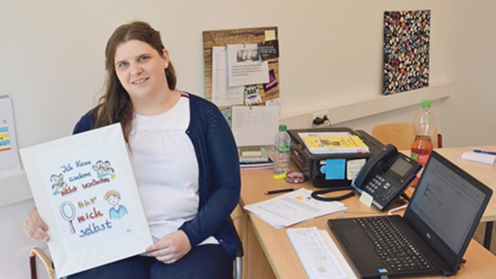 Seit acht Monaten ist Julia Terveer nun schon an der Weeneraner Grundschule. Die Tür ihres Büros (kleines Bild) steht bei Problemen immer offen. © Fotos: Muising