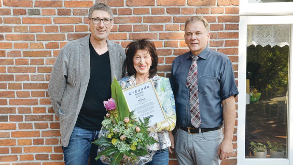 Ehrung für ein Schaustellerehepaar: bBei »Krintstuut« und Tee wurde in diesem Jahr die Familie Schmidt-Hempen von Bürgermeister Gerald Sap (rechts) und Marktmeister Jörg Siemering (links) geehrt. © Foto: Muising