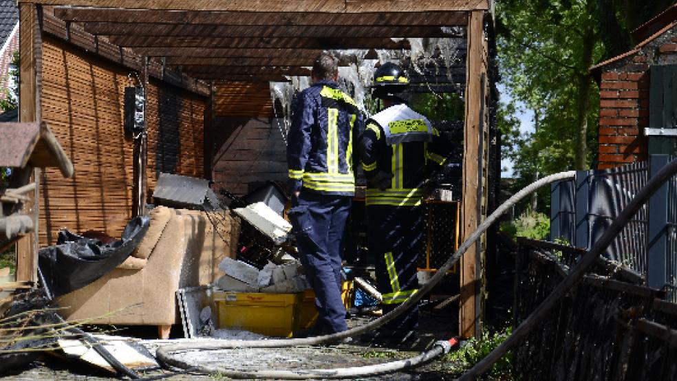 Die Feuerwehr Bunde brachte den Brand in dem Carport schnell unter Kontrolle. © Foto: Muising