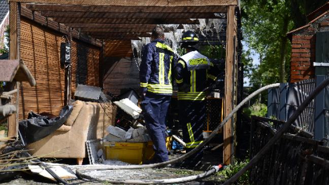 Carport in Bunde in Flammen