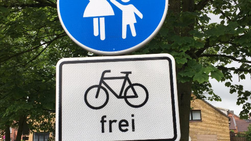 Auch an der Tichelwarfer Straße wurden neue Verkehrsschilder aufgestellt (großes Bild). Allerdings widersprechen sie sich, räumte der Landkreis Leer ein. »Es ist uns ein Fehler unterlaufen«, heißt es aus dem Kreishaus. Deshalb sollen in den nächsten Wochen die richtigen Schilder für Radfahrer mit dem Zusatz »frei« aufgestellt werden. © Foto: Boelmann