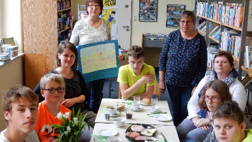 Schüler der Pestalozzischule haben in der Stadtbücherei in Weener gefrühstückt. © Foto: privat