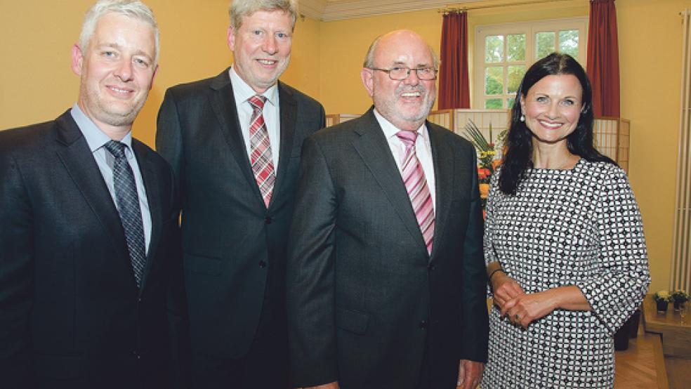 In einer Feierstunde in der Vorburg vom Schloss Evenburg in Leer erhielt Jan Spin (2. von rechts) die Ehrung von Landrat Matthias Groote (links) und Gitta Connemann vom Initiativkreis des »Blinkfüür«. Jemgums ehemaliger Bürgermeister Johann Tempel (2. von links) hatte Spin für die Ehrung vorgeschlagen . © Foto: Hanken