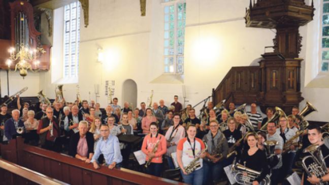 Mit Orgel, Gesang und Trompeten