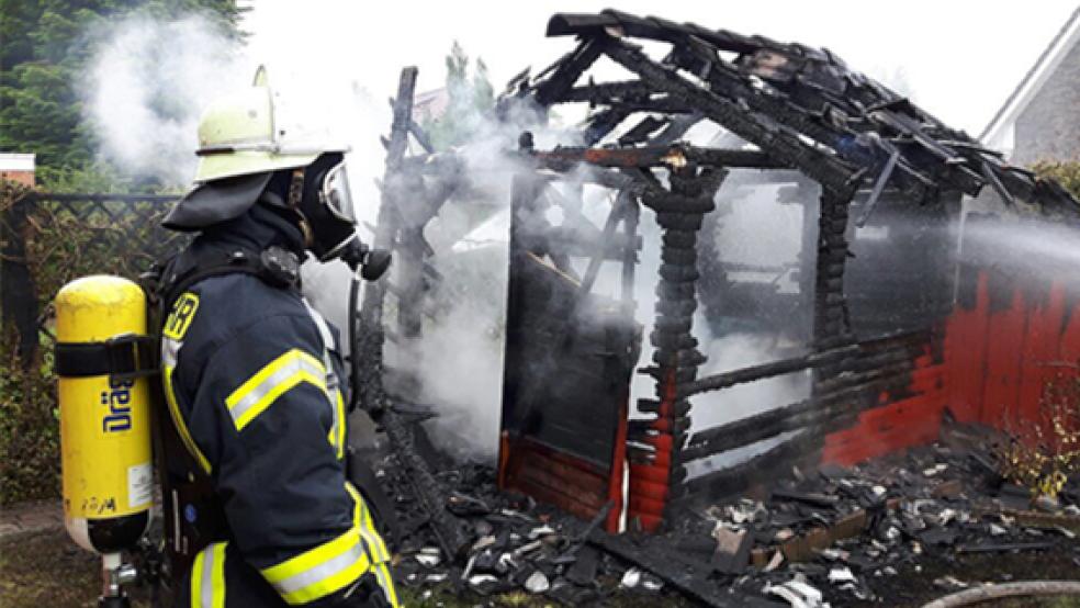 Völlig abgebrannt ist am Samstag eine Gartenhütte am Kiebitzweg in Weener. © Foto: Feuerwehr