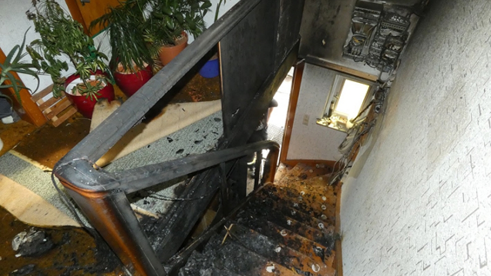Das Feuer in dem Wohnhaus war bereits durch den Treppenraum ins Obergeschoss gezogen . © Foto: Kreisfeuerwehr