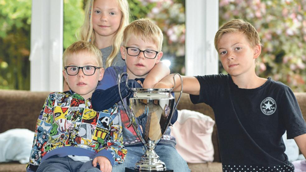 Familiensache war die Auslosung der Gruppen für das Bettenrennen: Lewy, Nele, Lasse und Yuri Soldaat (v. l.) machten ihren Job perfekt. © 