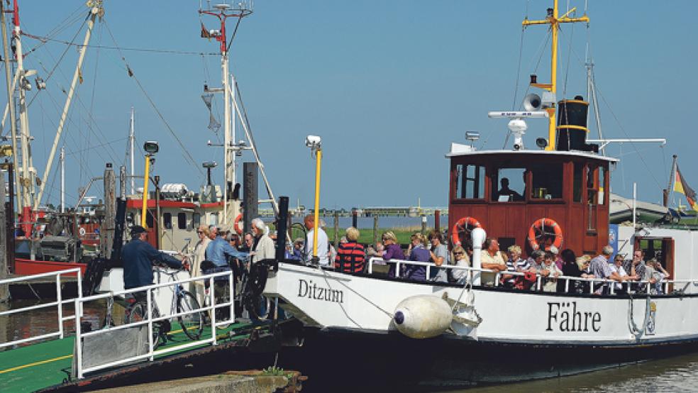 Mit Strom über den Strom: E-Bike-Fahrer sollen für die Fahrt mit der Ems-Fähre künftig mehr bezahlen. © Archivfoto: Hanken