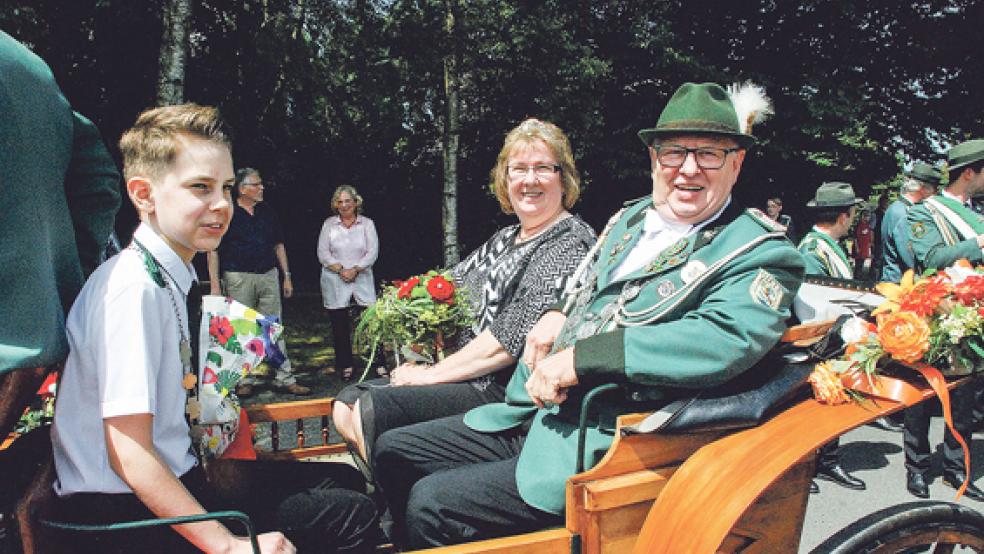 König Jan Schipper (rechts) und Jungschützenkönig Arne sowie Königin Ursula benutzen die bekannte Borchers-Kutsche aus Bunde für den Umzug durch Diele. © Fotos: Kuper
