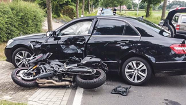 Motorrad kracht in Auto