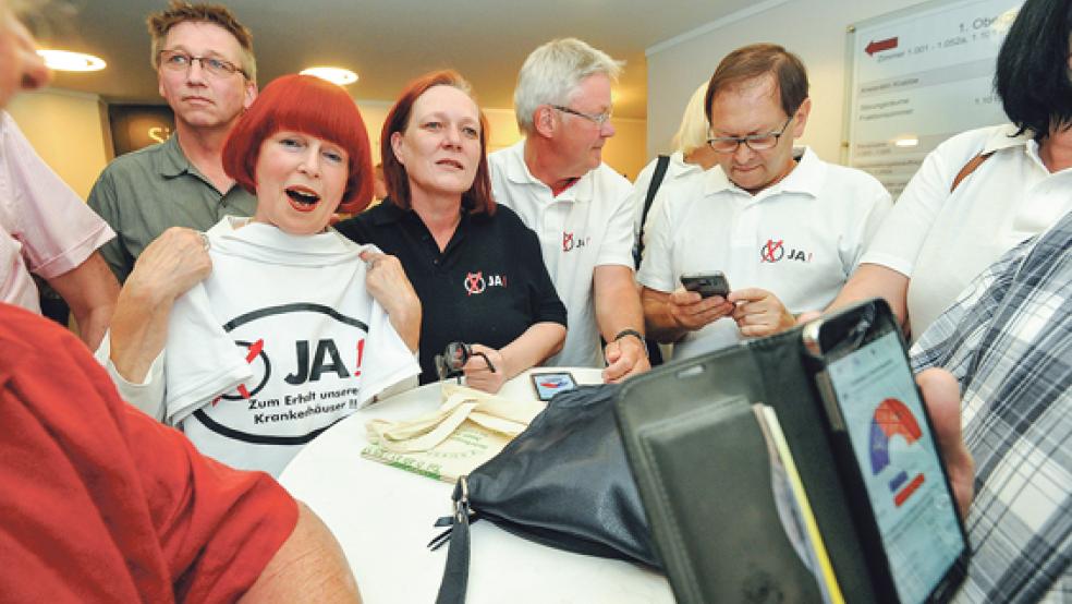 Große Freude über das Ergebnis des Bürgerentscheids herrschte beim Aktionsbündnis zum Erhalt der Ubbo-Emmius-Klinik im Auricher Kreishaus. © Foto: Friedrichs