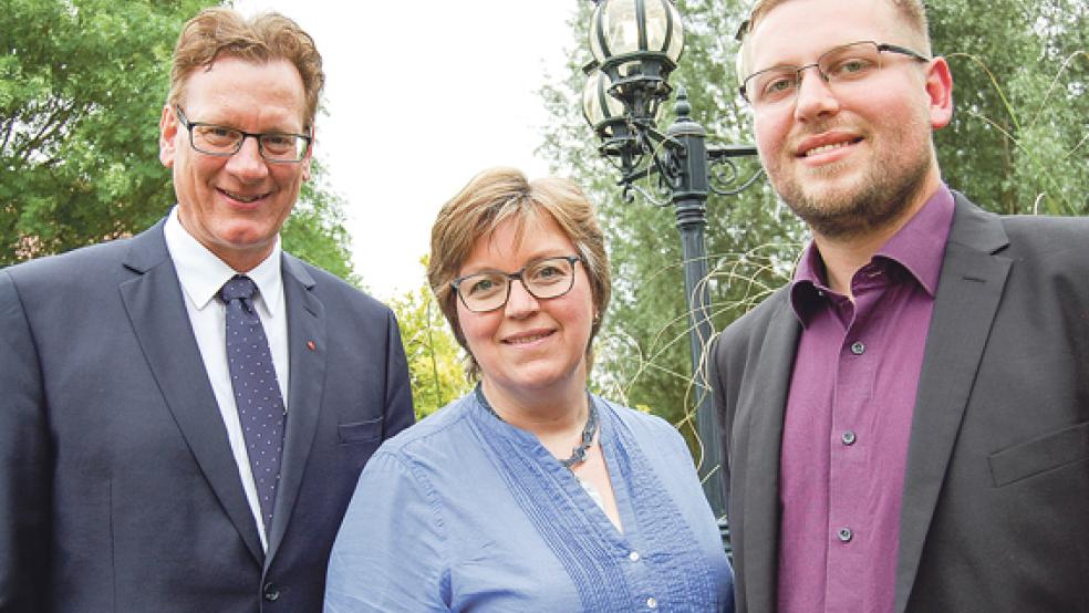 Die beiden frisch nominierten FDP-Landtagskandidaten Sven Dirksen (links) und Jens Völker nahmen die Bundestagskandidatin Marion Terhalle in die Mitte.  © Foto: Janßen