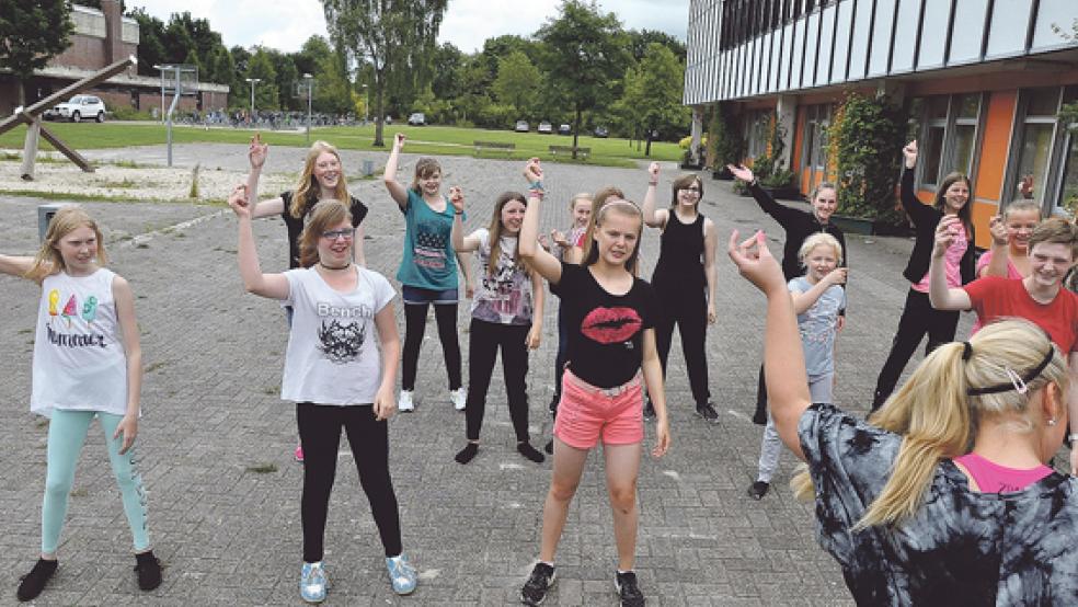 An der Oberschule in Weener wurden in Projekten von Schüler auch Tänze einstudiert. © Fotos: Boelmann