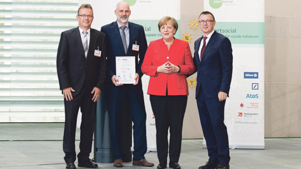 Bundeskanzlerin Angela Merkel, Schirmherrin von startsocial, und Dr. Dieter Düsedau, Gründer von startsocial (rechts) überreichen die startsocial-Urkunde an Karl-Heinz Schmeding (links) und Thorsten Tooren von »Chance: Azubi«. © Foto: privat