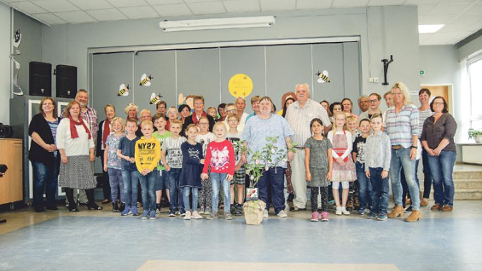 Eltern, die Schüler der zweiten Klasse und der Möhlenwarfer Kirchenchor verabschiedeten Erika Appel (Bildmitte) gestern in ihren baldigen Ruhestand. © Foto: Hoegen