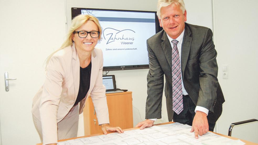 Michaela Arends als Investorin und Bürgermeister Ludwig Sonnenberg präsentierten gestern im Rathaus die Pläne für das »Zahnhaus Weener«. © Foto: Hoegen