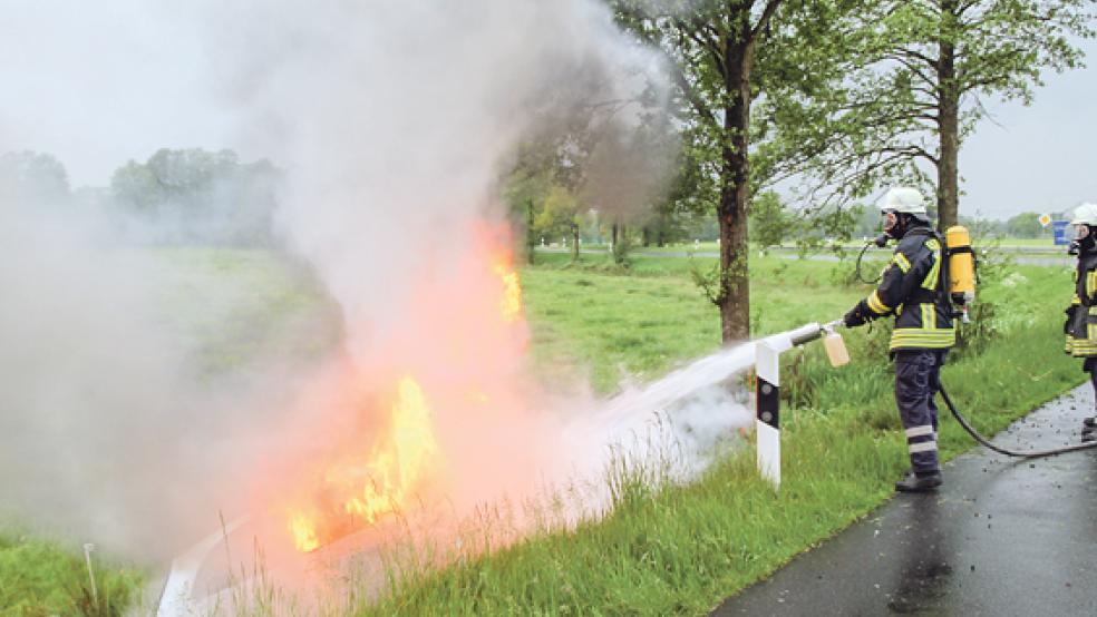 Im Bereich der Kurve kam es mehrfach zu schweren Verkehrsunfällen. Das Bild zeigt einen Einsatz der Feuerwehr am 20. Mai, als ein Ford Ka von der Straße abkam, gegen einen Baum prallte und in Flammen aufging. © Archivfoto: Rand (Feuerwehr)
