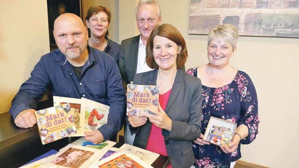 Ideengeber und Macher von »Mark di dat«: Gestalter Nicolaus Hippen (links) und der Direktor der Ostfriesischen Landschaft, Dr. Rolf Bärenfänger, nebst den Mitarbeiterinnen seines Plattdeutschbüros (von rechts) Anita Willers, Elke Brückmann und Ilse Gerdes. © Foto: Jürgens