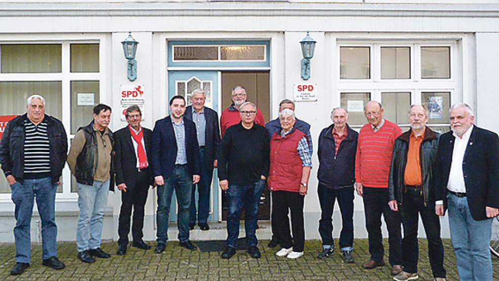 Der SPD-Bundestagsabgeordnete Markus Paschke (Dritter von links) war jetzt zu Gast in Weener. Rechts der Ortsvereinsvorsitzende Reinhard Leising. © Foto: privat