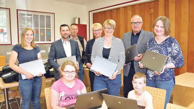 Grundschüler freuen sich über 20 Laptops