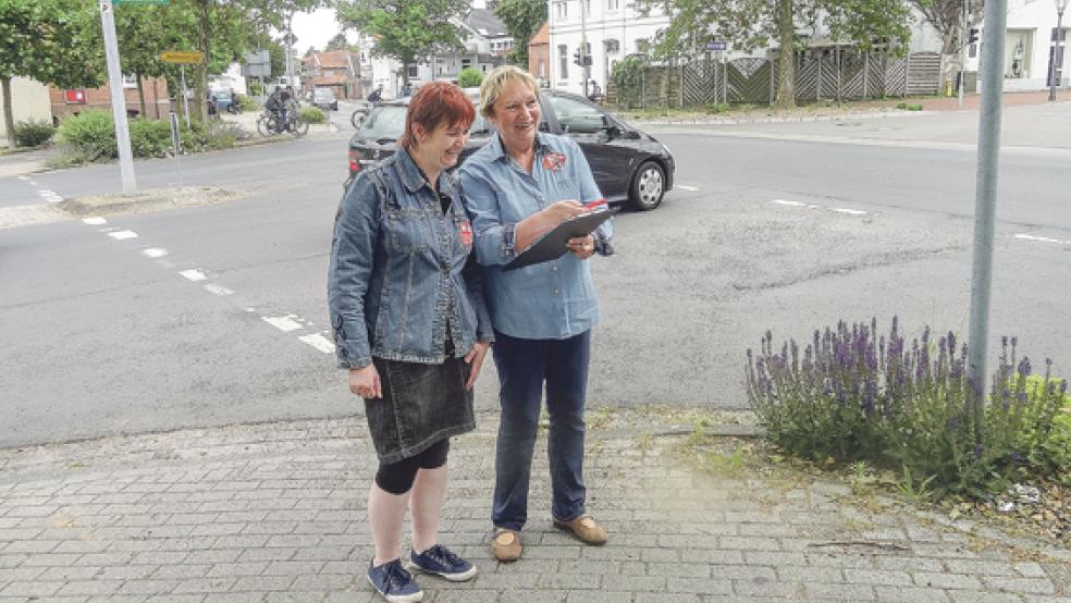 Vorbildlich war das Verhalten von Fußgängern und Radfahrern an der Ampelkreuzung in Weener. Bettina Kubiak (links) und Elisabeth Popken vom ACE beobachteten den Verkehr im Rahmen einer Studie. © Foto: privat