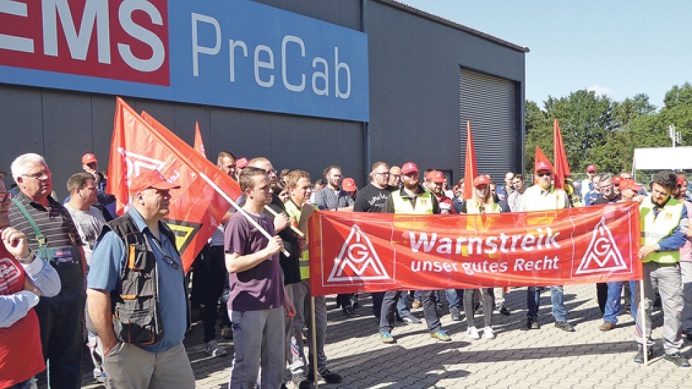 Mehr als 150 Mitarbeiter des Unternehmens Ems-Precab sind laut G Metall Leer-Papenburg am Mittwoch zu einer Kundgebung vor dem Betrieb zusammengekommen. © Foto: IG Metall