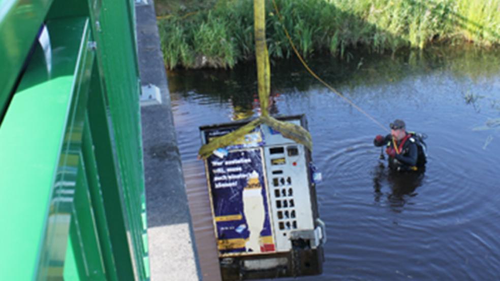 Mit einem Kran wurden die Zigarettenautomaten aus dem Tief geborgen. © Foto: Polizei