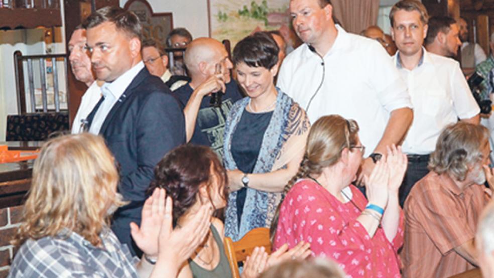 Im Juni 2016 schien der Streit in der AfD noch weit weg: Holger Pieters hatte als Chef des Kreisverbandes Ostfriesland die Bundesvorsitzende Frauke Petry zu einem Auftritt nach Wiesmoor geholt. Das Foto zeigt Petry (Mitte) und Pieters (rechts) beim umjubelten Einzug in den Saal. Mittlerweile stehen beide parteiintern in der Kritik. © Foto: Archiv