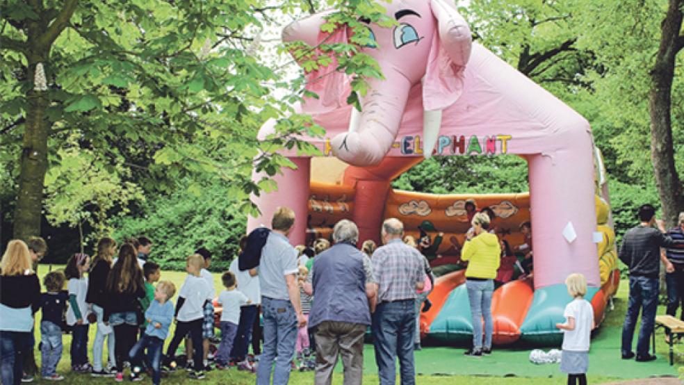 Neben Spiel und Spaß für Kinder setzt die Lebenshilfe Leer beim Multi-Aktionstag auf Information über ihre Angebote und lädt Interessierte im Info-Bus zum Beratungsgespräch ein. © Foto: privat