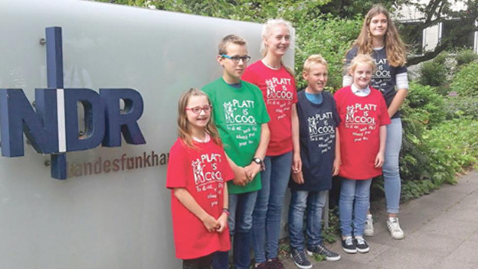 Femke Robbe aus Hatzum (von links), Derk Harms aus Kanalpolder, Svenja Fuß aus Leer, Tim Begemann aus Ditzum, Edda Foget aus Pogum und Simone Waldecker aus Scharrel nahmen am Finale des »Plattdeutsch Vorlesewettbewerb« in Hannover teil. © Foto: privat