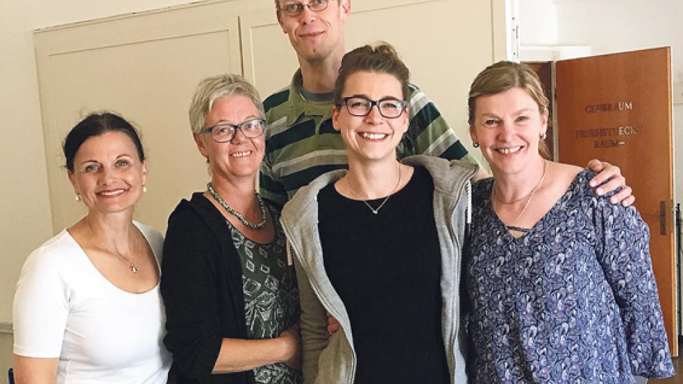 Frohe Kunde aus Berlin hatte die CDU-Bundestagsabgeordnete Gitta Connemann (links) für das »Get Together«-Team. Im Bild die Mitglieder Gaby van der Laan, Annika Müller, Hilbert Koetsier und Antine Hoppen (von rechts). © Foto: privat