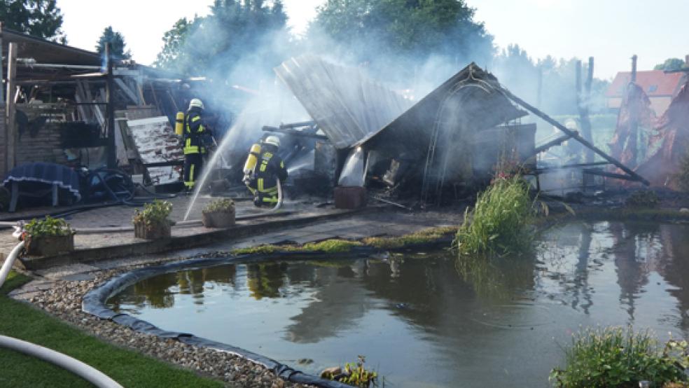 Nur noch rauchende Trümmer blieben von der Blockhütte übrig. © Foto: Kreisfeuerwehr