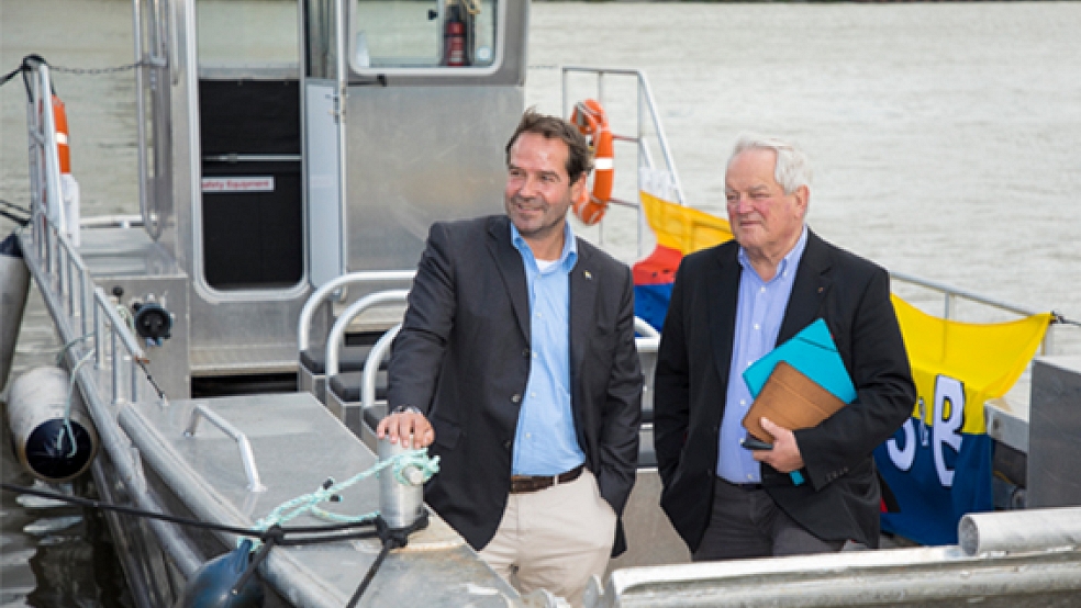 An Bord der künftigen Ems-Fähre Bengt Fischer von Schulte & Bruns (links) und Jochen Zerrahn, Meyer Werft . © Foto: Wessels