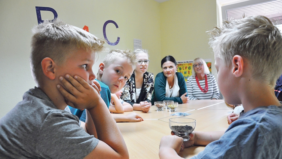 CDU-Abgeordnete Gitta Connemann war gestern Mittag in der evangelisch-reformierte Kindertagesstätte in Bunde. Die Kinder probierten verschiedene Teesorten.  © Foto: Boelmann