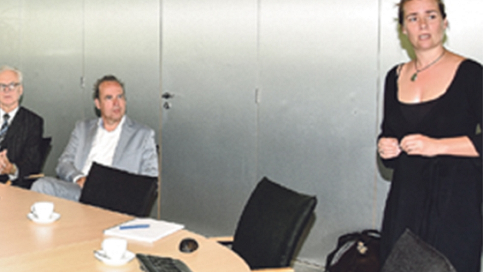 Ellen Farwick von der Provinz Groningen (rechts im Bild) informierte die Teilnehmer des Treffens in Bad Nieuweschans über die niederländischen Pläne »Ems-Dollart 2050«.  © Foto: Geschäftsstelle Masterplan 