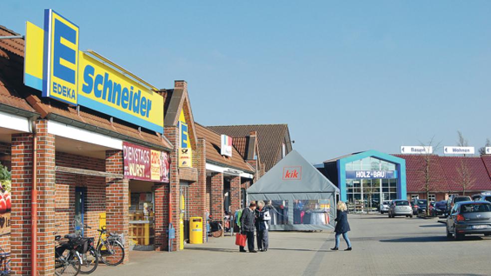 Eine mögliche Erweiterung von Edeka und Aldi an der Neuen Feldstraße ist wieder Thema im Bauausschuss. © Foto: Hoegen