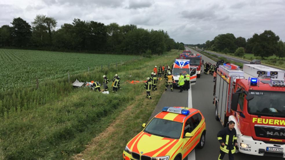 Drei Schwerletzte sind die Bilanz eines Zusammenstoßes zwischen zwei Autos auf der Autobahn 28 am Freitag. © Foto:Feuerwehr