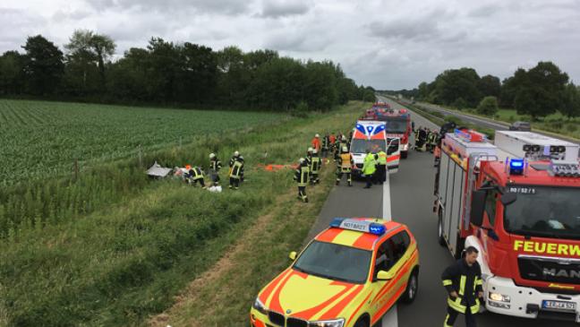 Feuerwehr schneidet Verletzte aus Auto