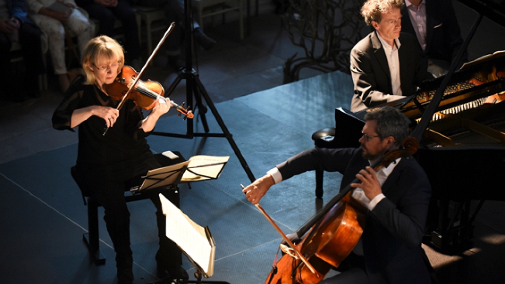 Auf der Bühne: Der Künstlerische Leiter Iwan König (Klavier), Kathrin Rabus (Violine) und Leonid Gorokhov (Violoncello) © Foto: Gleich