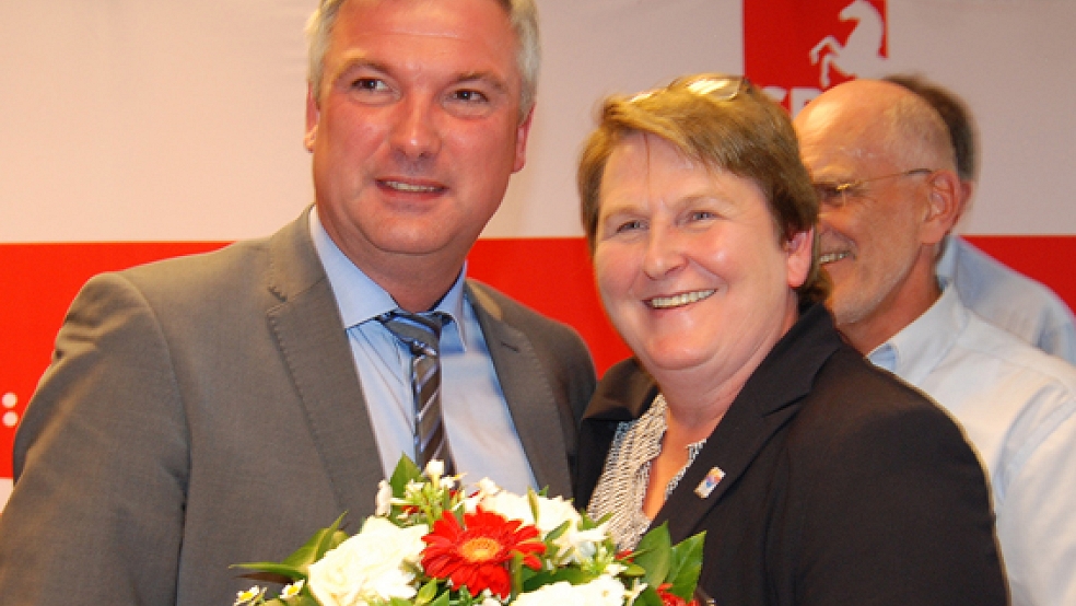 Johanne Modder aus Bunde, Bezirksvorsitzende der SPD und Landtagsfraktionsvorsitzende, gehörte zu den ersten Gratulanten von Sascha Laaken. © Foto: Hoegen