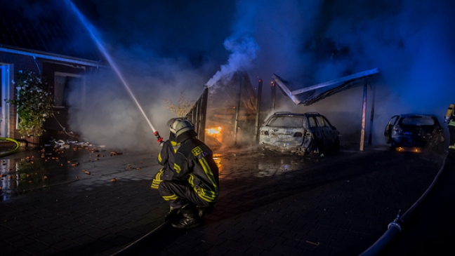 Brennendes Auto: Haus in Flammen