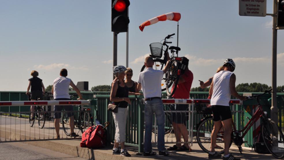 Nichts geht mehr: Über zwei Stunden lang blieben die Schranken an der Jann-Berghaus-Brücke unten. © Foto: Wolters
