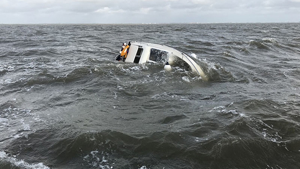 Nicht mehr zu retten war das Motorboot. Es sank vor Juist. © Foto: DGzRS