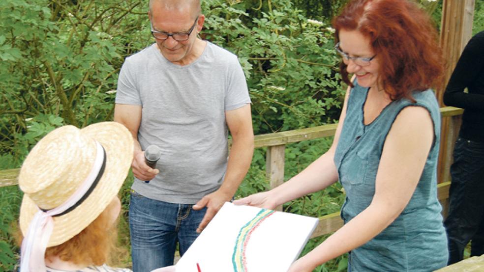 Ihr Regenbogen-Bild überreichte Kea Nannen zur Eröffnung von »Grenzenlos« an Vincent und Gemma van Leeuwen. © Fotos: Hoegen